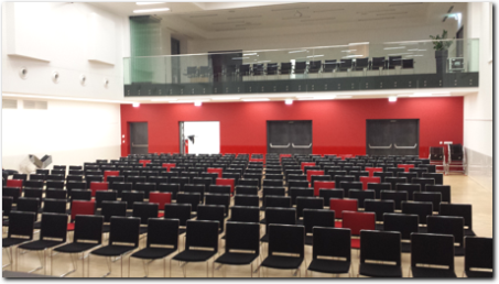 KultOs - Saal bestuhlt KultOssaal mit Stühlen